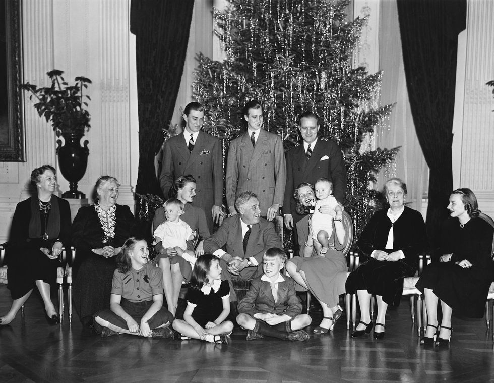 (1939) Trong 12 năm làm tổng thống, FDR có nhiều truyền thống Giáng sinh gia đình như trang trí cây thông bằng nến, đọc cuốn 