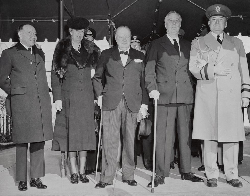 (1941) Sau khi Mỹ tham chiến trong Thế chiến II sau vụ đánh bom Trân Châu Cảng, nhà Roosevelts đã mời Winston Churchill đến Nhà Trắng vào Giáng sinh. Ảnh: Getty Images.