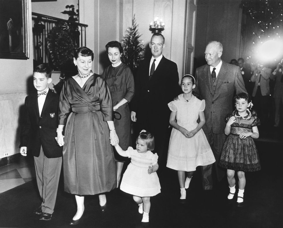 (1957) 26 cây thông được đặt khắp Nhà Trắng trong nhiệm kì của Eisenhower đã giữ kỉ lục về số lượng đến năm 1997. Ảnh: Getty Images.