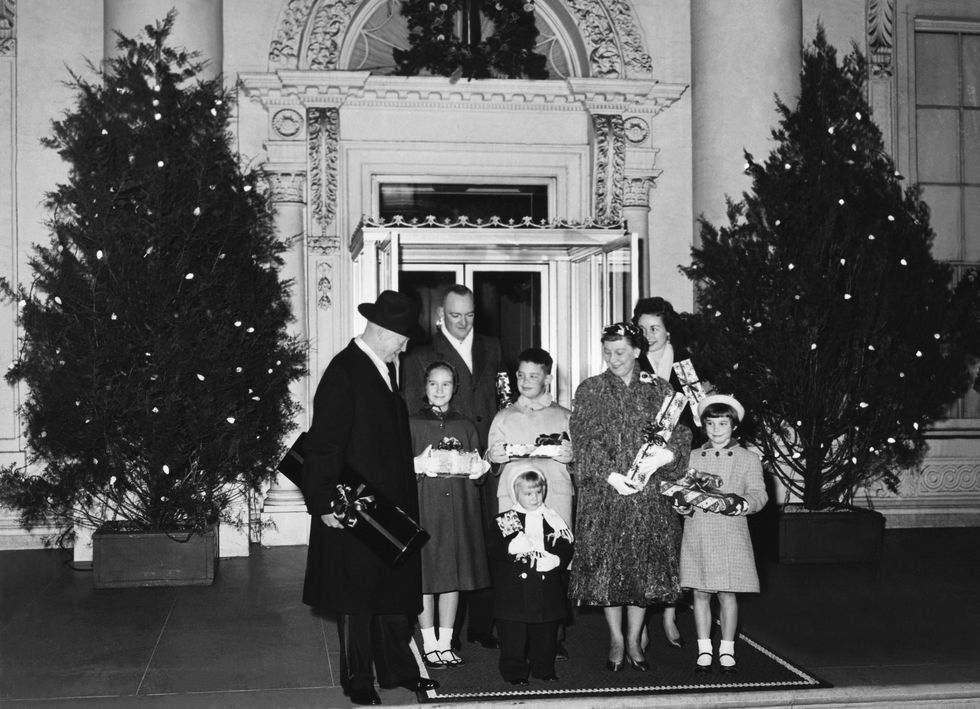 (1958) Tổng thống Eisenhower chụp ảnh Giáng sinh cùng gia đình bên ngoài Nhà Trắng. Ảnh: Getty Images.