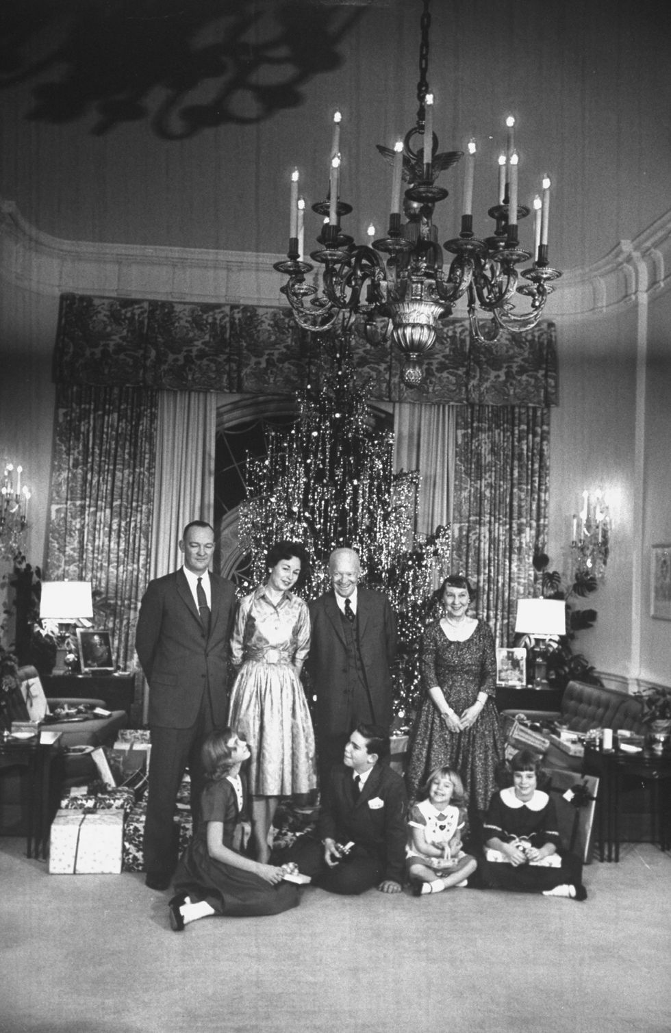 (1960) Gia đình Eisenhower đứng trước cây thông trang trí dây kim tuyến bạc trong năm cuối cùng của họ ở Nhà Trắng. Ảnh: Getty Images.