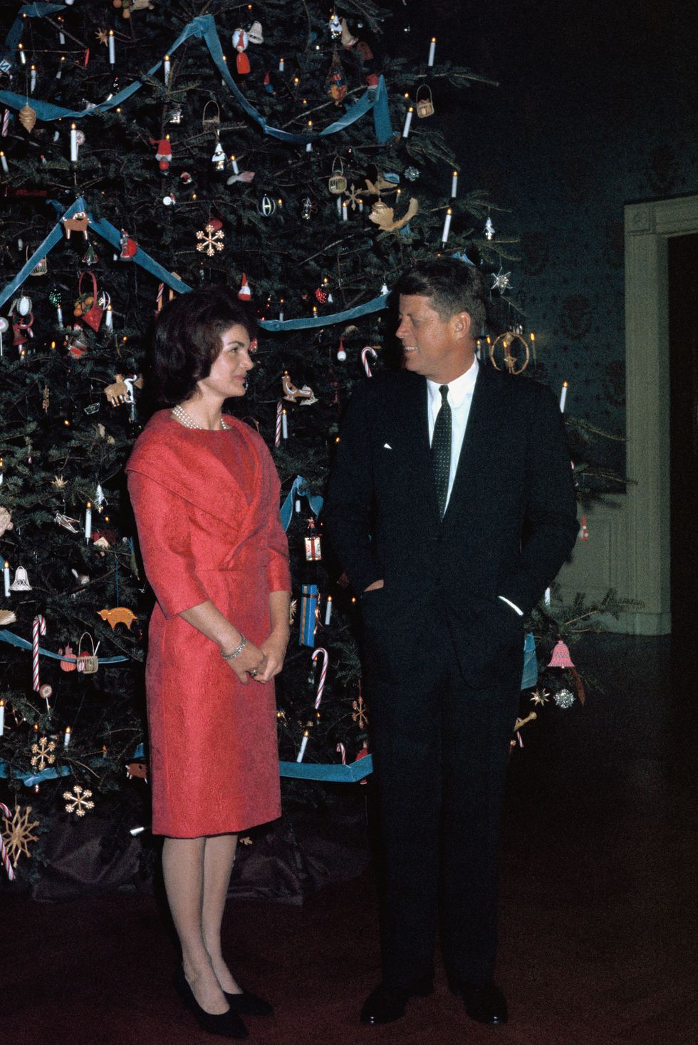 (1961) Truyền thống trang trí theo chủ đề Giáng sinh bắt nguồn từ Jacqueline Kennedy khi bà trang hoàng cây thông với các quả cầu trang trí từ vở ba lê 
