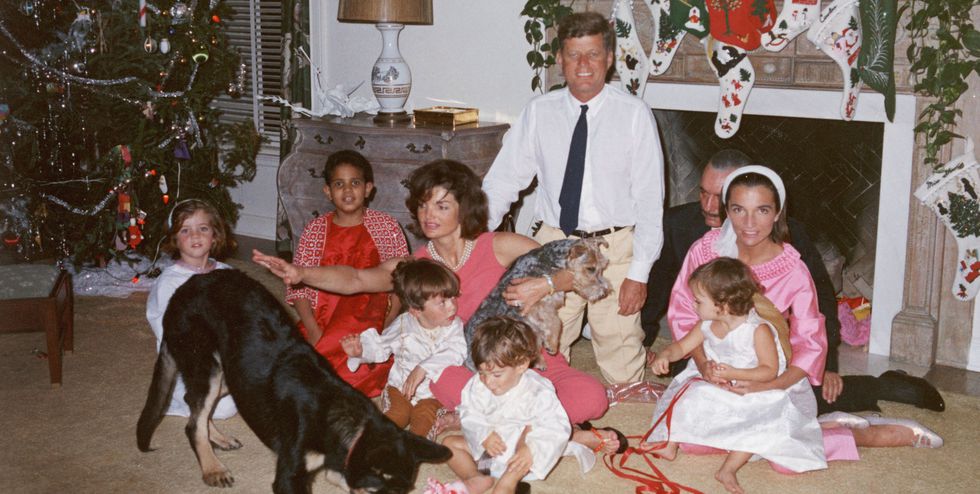 (1962) Tổng thống Kennedy chụp ảnh cùng gia đình và chú chó vào Giáng sinh cuối cùng của ông. Ảnh: Getty Images.