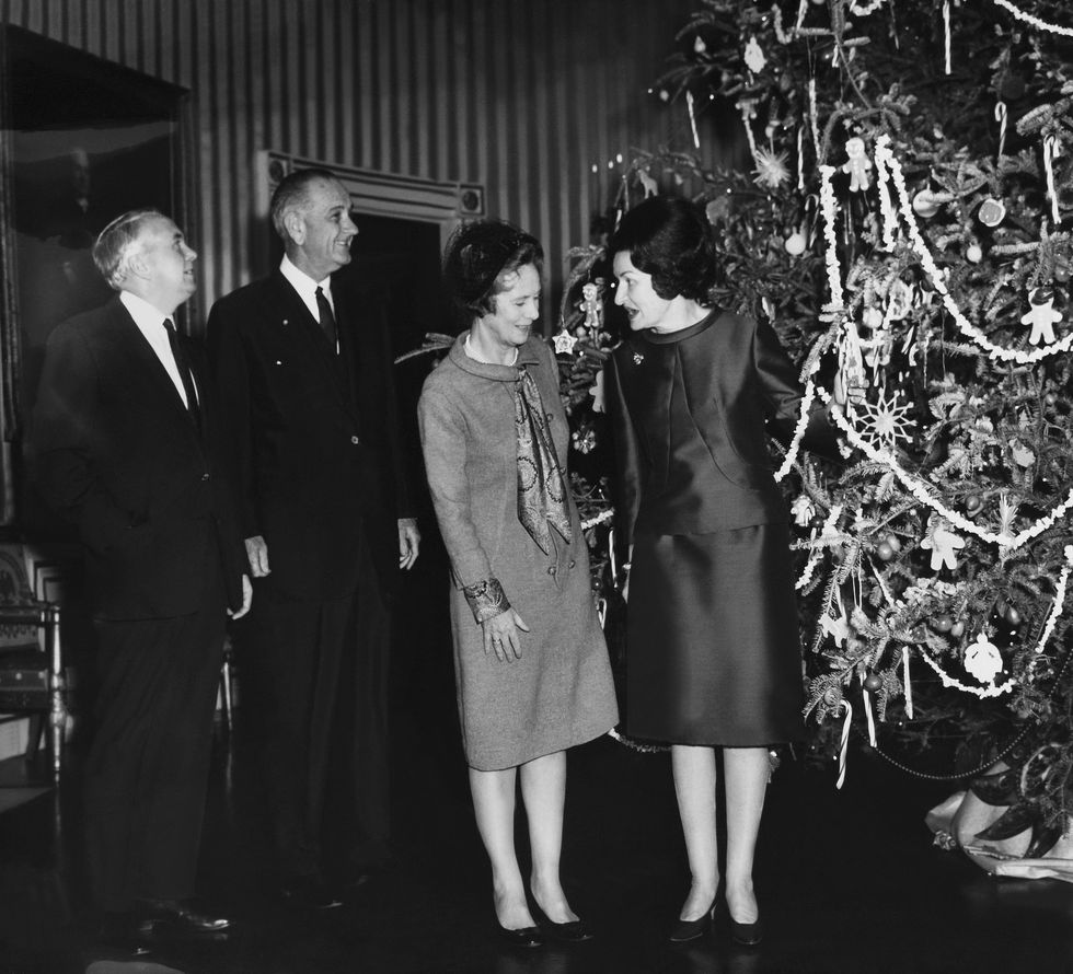 (1965) Trong một chuyến thăm đến Mỹ trước Giáng sinh, Thủ tướng Harold Wilson và vợ chiêm ngưỡng cây thông của Nhà Trắng cùng tổng thống Johnson cùng Đệ Nhất Phu nhân. Ảnh: Getty Images.