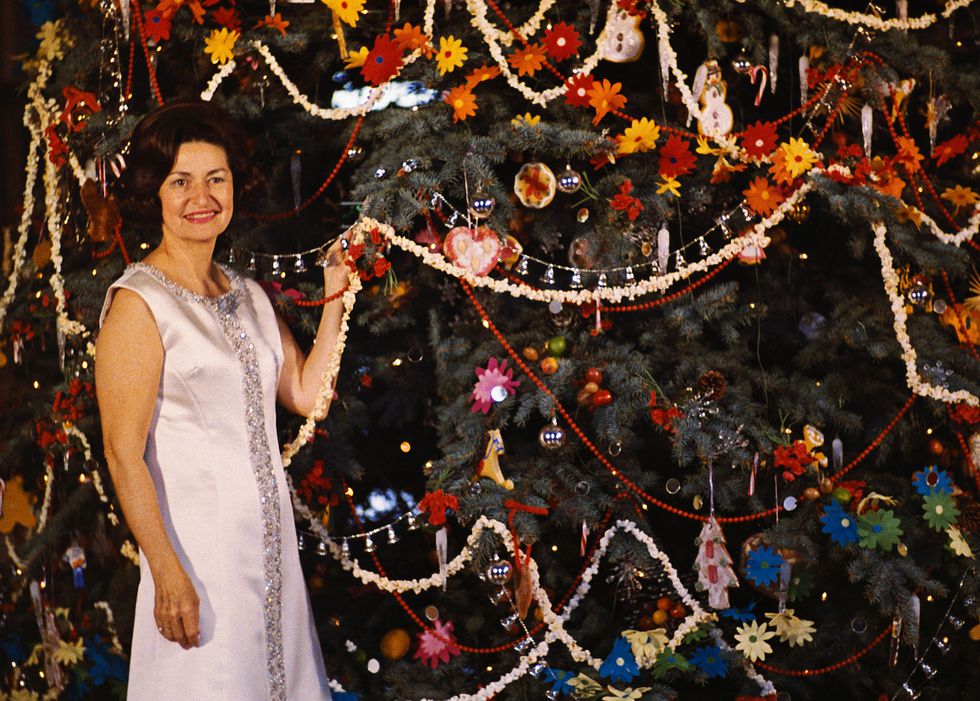 (1967) Cây thông Nhà Trắng rực rỡ với những dải bỏng ngô cùng sự kết hợp giữa màu sắc rực rỡ và các quả cầu trang trí. Ảnh: Getty Images.
