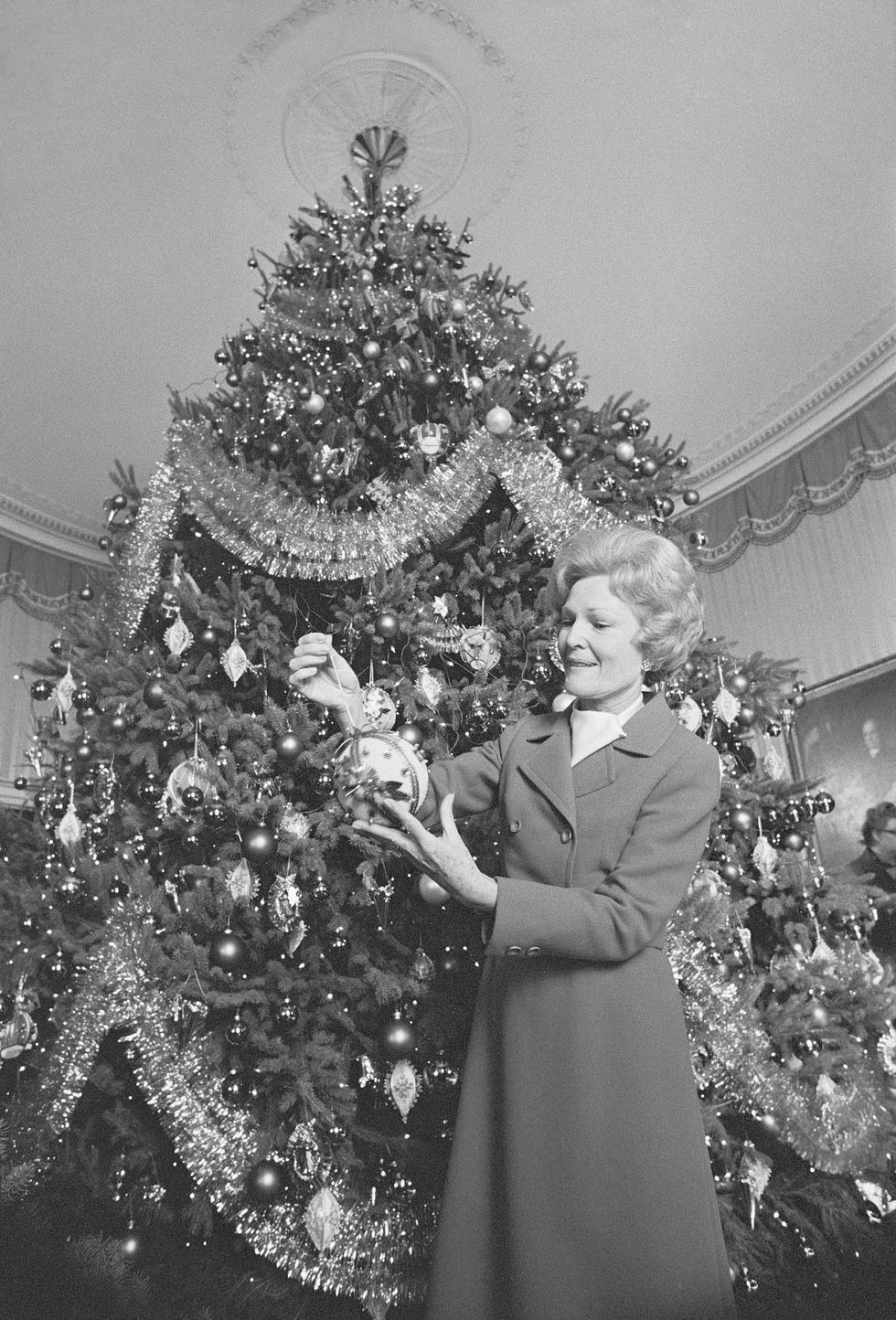 (1970) Từ thời tổng thống Hoover năm 1929, trách nhiệm trang trí cây thông chính của Nhà Trắng đã được đặt lên vai các Đệ Nhất Phu nhân. Năm 1970, Patricia Nixon trang trí cây thông với quả cầu trang trí thuỷ tinh và dây kim tuyến. Ảnh: Getty Images.