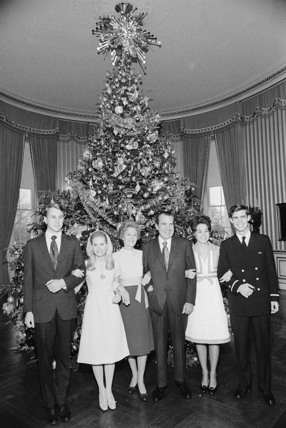(1971) Richard Nixon cùng vợ và các con chụp ảnh trước cây thông ở Phòng Xanh. Ảnh: Getty Images.