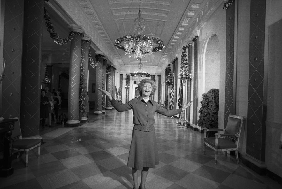 (1972) Đệ Nhất Phu nhân Patricia Nixon rạng rỡ ở sảnh Nhà Trắng được trang trí với cây cối và vòng hoa. Ảnh: Getty Images.