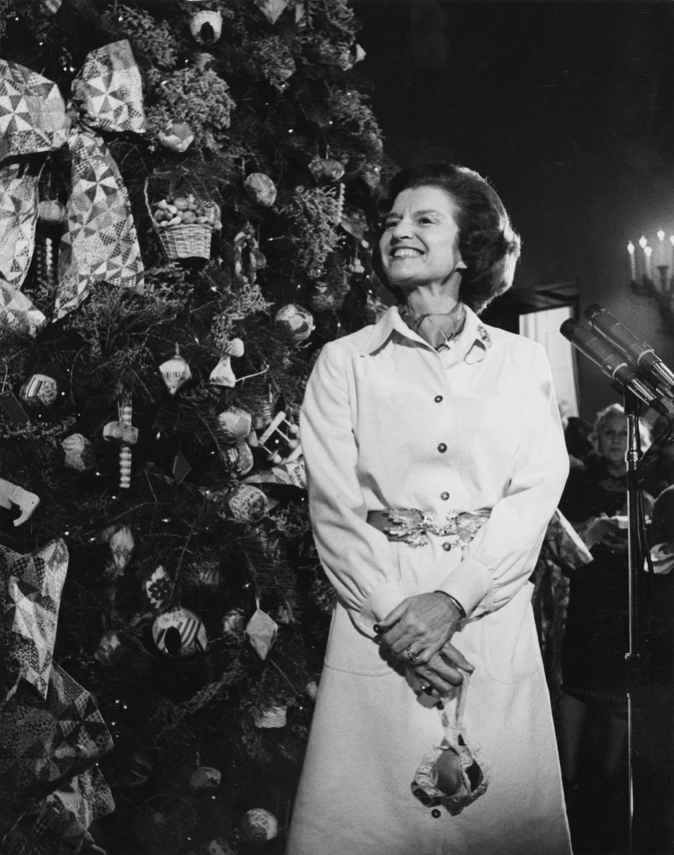 (1974) Trong Giáng sinh đầu ở cương vị Đệ Nhất Phu nhân, Betty Ford trang trí cây thông ở Phòng Xanh với ruy băng và các quả cầu trang trí cổ điển. Ảnh: Getty Images.