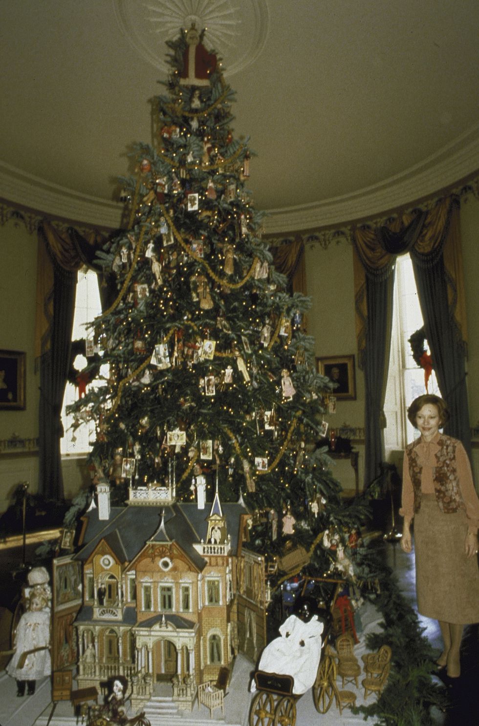 (1978) Đệ Nhất Phu nhân trang trí cây thông ở Phòng Xanh với đồ chơi cổ từ bảo tàng Margaret Woodbury Strong. Ảnh: Getty Images.