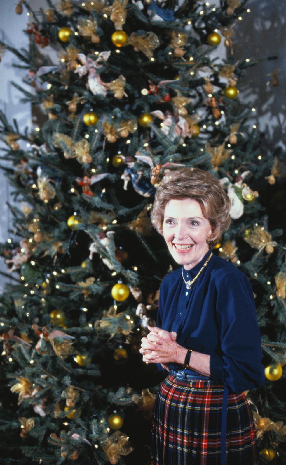 (1982) Nancy Reagan lựa chọn kết hợp trang trí đèn trắng và vàng với đồ trang trí thiên thần trong Giáng sinh thứ hai của bà ở Nhà Trắng. Ảnh: Getty Images.