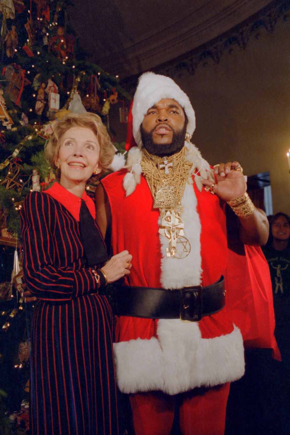 (1983) Trong bức ảnh hé lộ cây thông Nhà Trắng năm 1983, Đệ Nhất Phu nhân chụp ảnh cùng Mr.T, ngôi sao của bộ phim A-Team, trong trang phục ông già Noel. Ảnh: Getty Images.