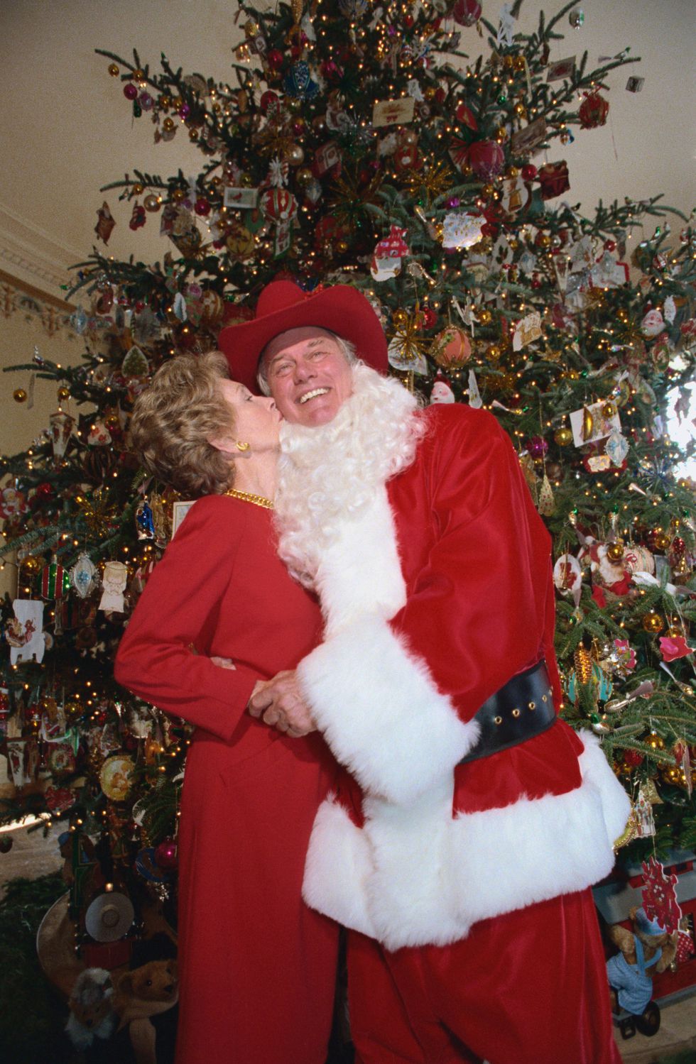 (1985) Ngôi sao bộ phim Dallas Larry Hogman diện bộ trang phục ông già Noel trong chuyến tham quan Nhà Trắng dịp Giáng sinh trong khi Nancy Reagan chọn phong cách cổ điển để trang trí cho cây thông Phòng Xanh. Ảnh: Getty Images.