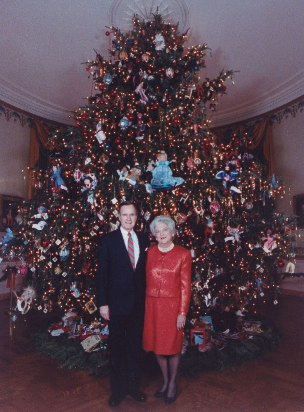 (1989) Barbara Bush trang trí cây thông trong Giáng sinh đầu tiên ở Nhà Trắng với những con búp bê từ sách truyện thiếu nhi. Ảnh: Getty Images.