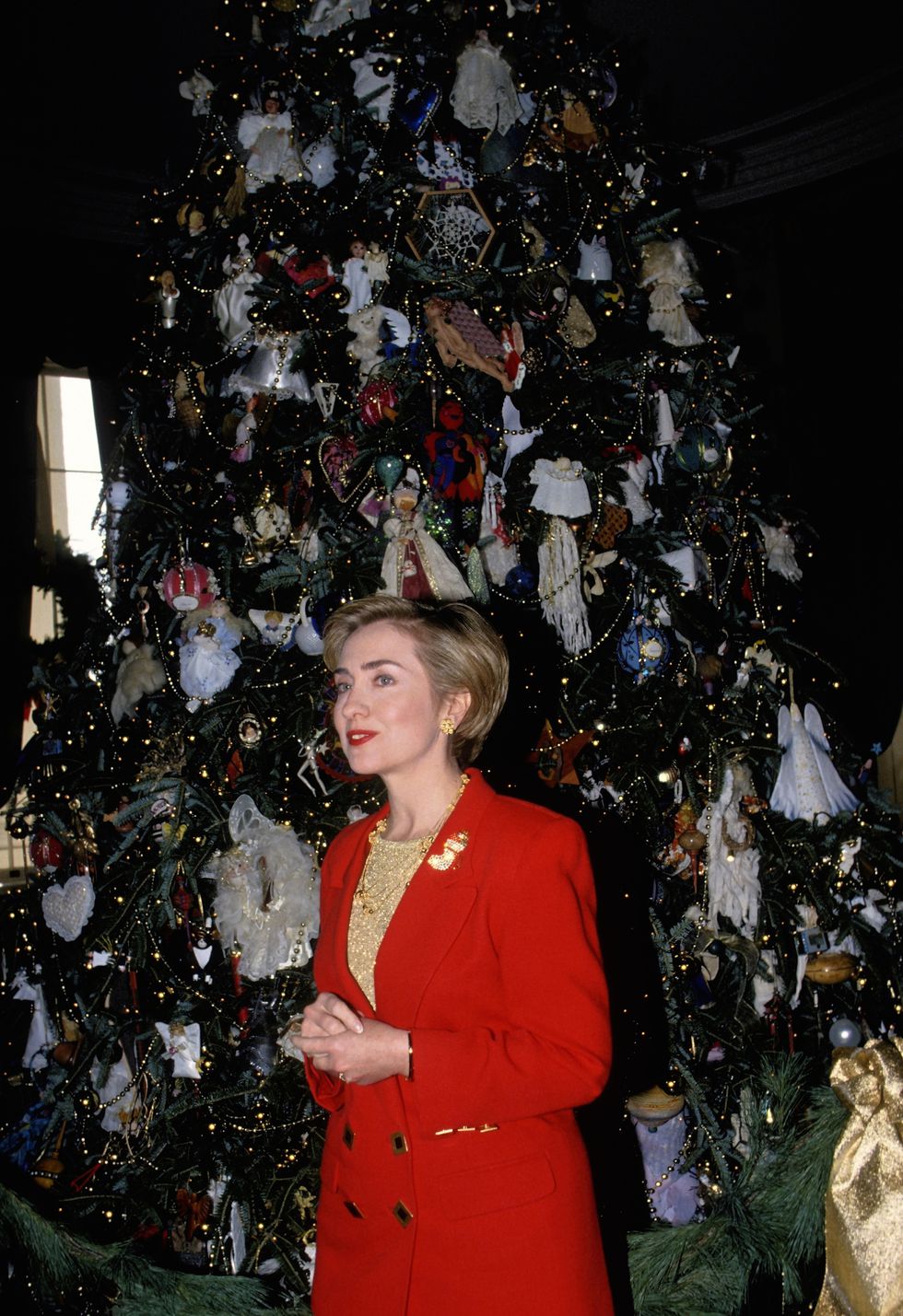 (1993) Đệ Nhất Phu nhân HiIary Clinton kết hợp đồ trang trí cổ điển và vui nhộn cho cây thông cao gần 6 m trong Giáng sinh đầu tiên ở Nhà Trắng. Ảnh: Getty Images.