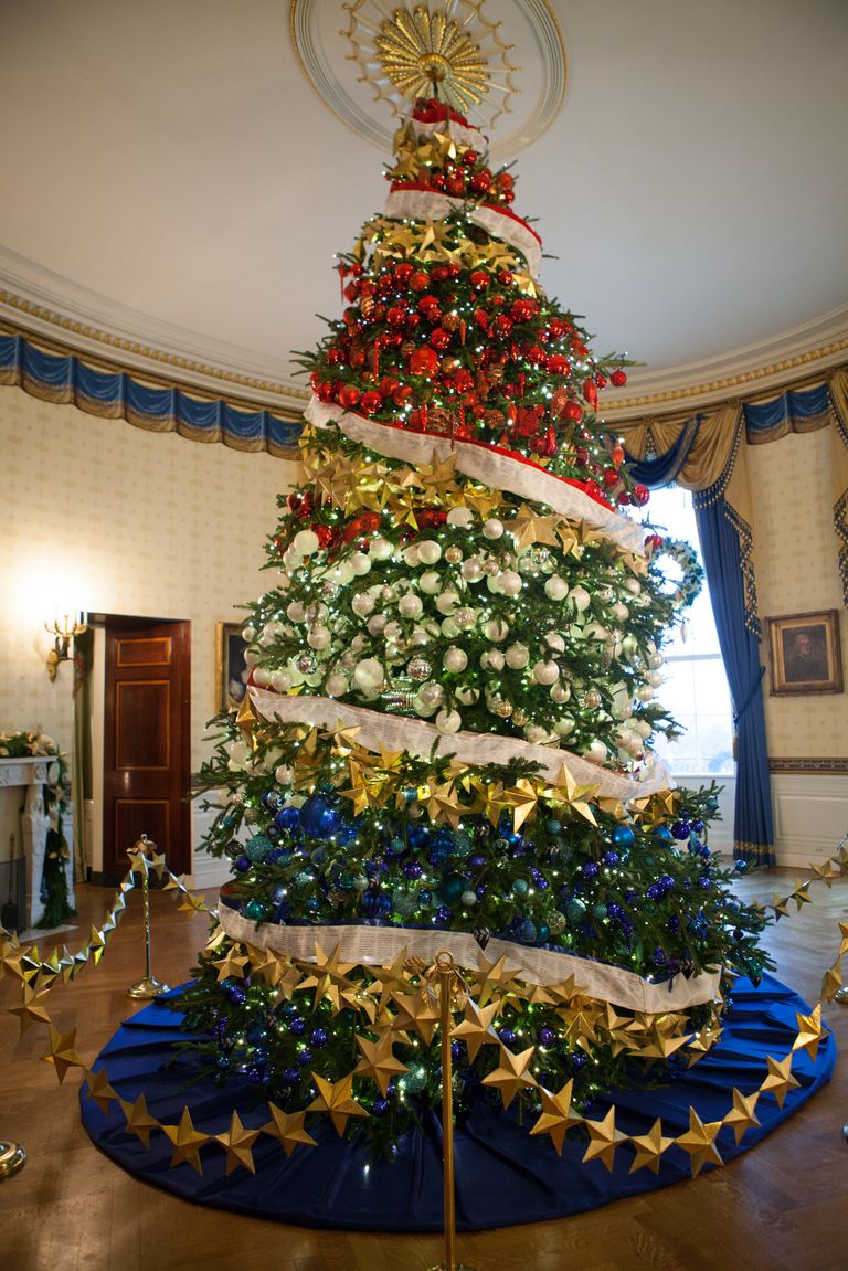 (2015) Obama trang trí cây thông trong Phòng Xanh với ba màu đỏ, trắng, xanh với mục đích tri ân các gia đình quân đội. Dải ruy băng quấn quanh cây tượng trưng cho những lời nhắn gửi từ binh lính Mỹ đến gia đình họ. Ảnh: Getty Images.