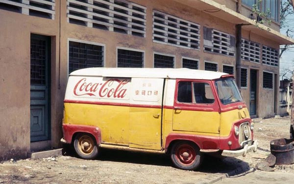 Năm 1960, hãng nước ngọt CoCa Cola chính thức có mặt ở Việt Nam