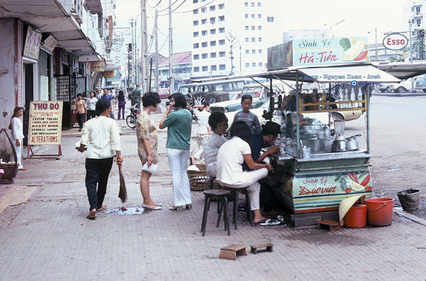 Một xe sinh tố trên đường Nguyễn Cư Trinh (Quận 1)