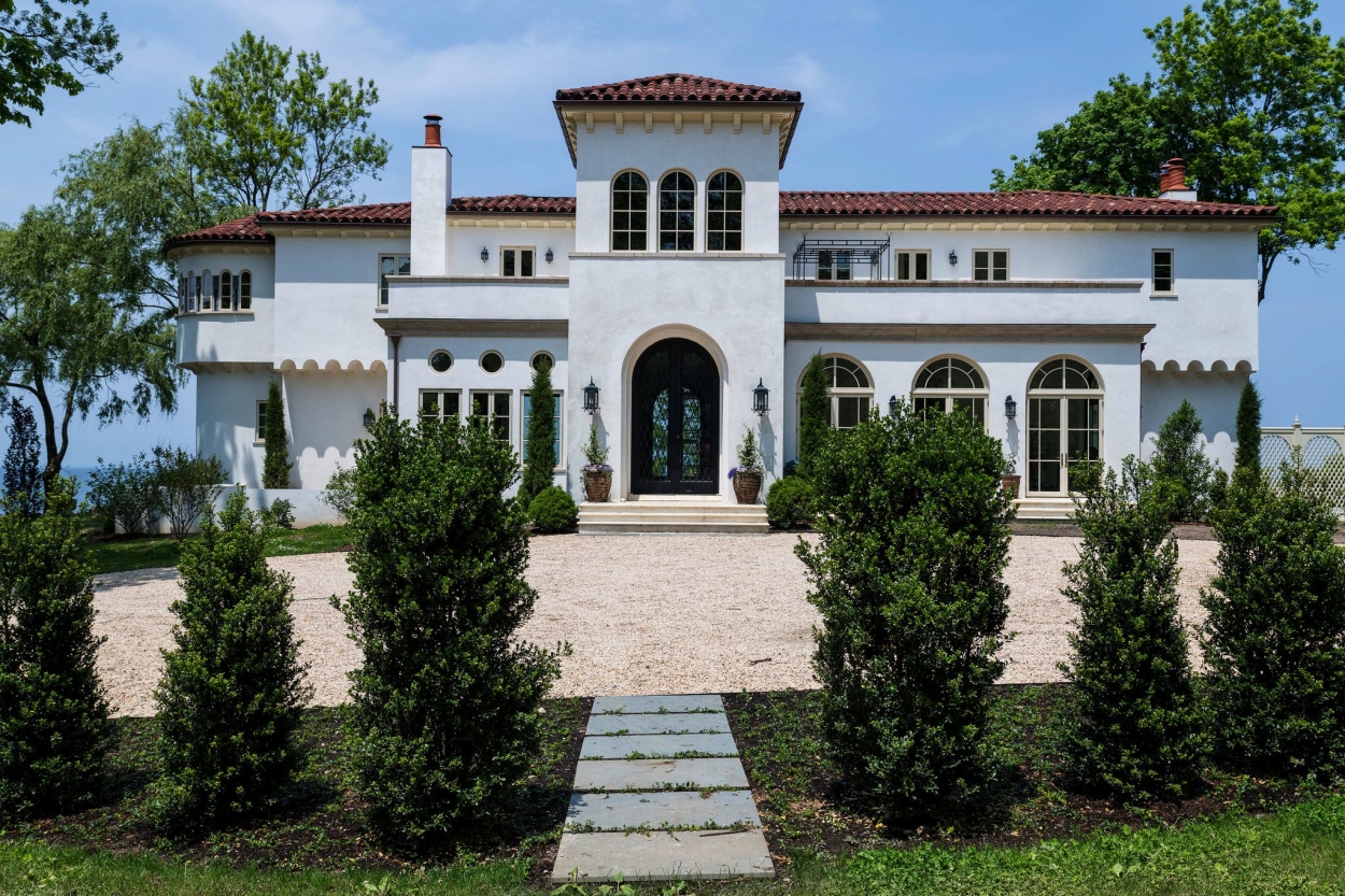 Tom Postilio và Mickey Conlon mệt mỏi vì đi lại ở Hamptons, vì vậy họ đã xây dựng một ngôi nhà ở ngoại ô hạt Suffolk County, Long Island.
