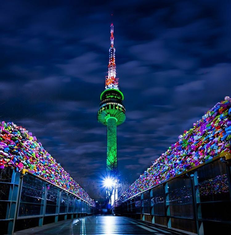 Tháp Namsan  Được biết đến là một trong những địa danh nổi tiếng ở Seoul, tháp Namsan đặc biệt thu hút khách du lịch bởi vẻ đẹp về đêm đầy hào nhoáng. Từ đài quan sát của tòa tháp, bạn có thể ngắm nhìn toàn cảnh Seoul dưới ánh đèn. Bên cạnh đó, bạn còn có thể nhìn ngắm những ổ khóa tình yêu mà du khách gắn chặt vào lan can sắt của Namsan. Ảnh: Executive And Group Development.