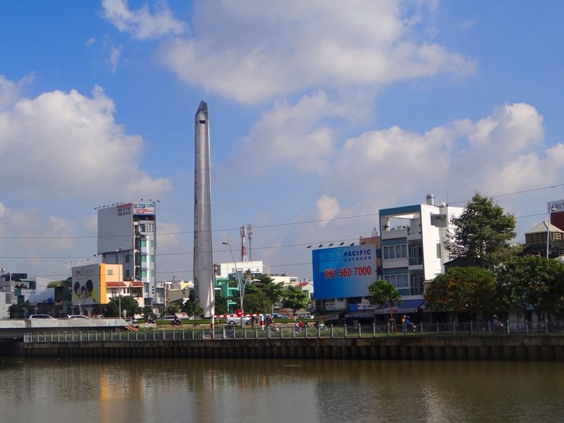 Giải mã những BÍ ẨN quanh hai tháp cao vút ở hai đầu Sài Gòn