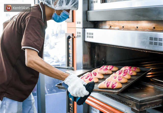 Cận cảnh quy trình sản xuất bánh mì thanh long của Việt Nam được báo Mỹ hết lời khen ngợi - Ảnh 13.