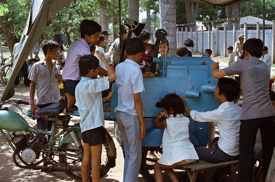 Rạp chiếu bóng thùng, tuổi thơ của dân Sài Gòn xưa.