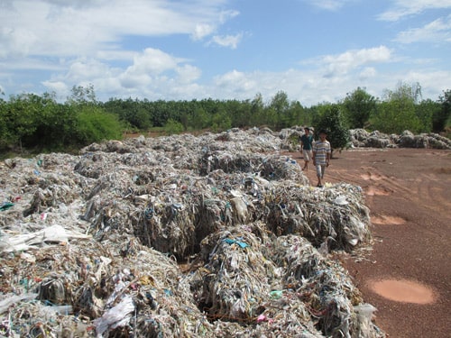rác thải nguy hại ảnh hưởng môi trường đất