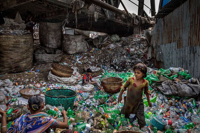 Rác thải nhựa dưới chân một cây cầu bắc qua sông Buriganga, Bangladesh 