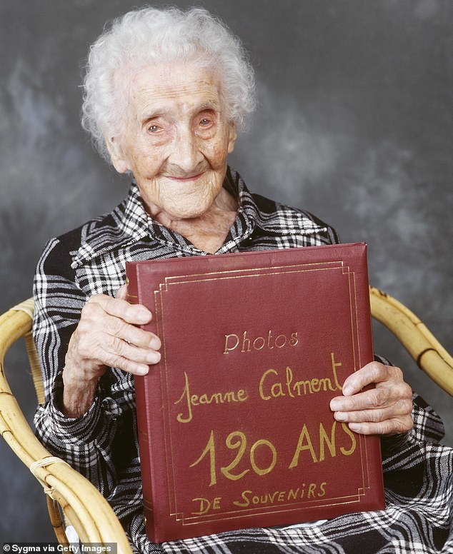 Jeanne Calment sinh năm 1875, tại Arles, Provence, Pháp, là người phụ nữ sống thọ nhất thế giới khi thọ 122 tuổi.