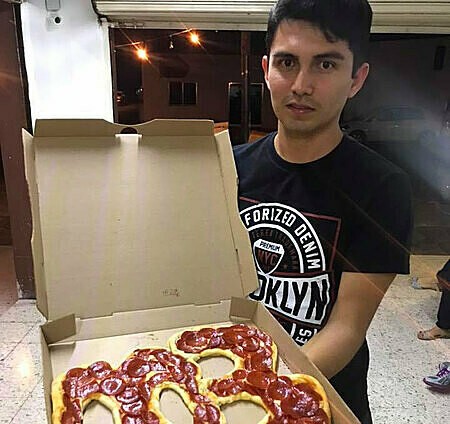 Chàng trai trẻ dành giải thưởng là chiếc bánh pizza mang tên mình.
