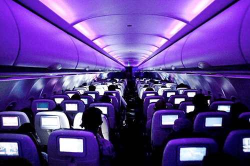 Với những chuyến bay đêm, phi công giảm ánh sáng trong cabin để mắt bạn thích nghi với bóng tối. Nhờ thế, trong trường hợp gặp sự cố, hành khách sẽ nhanh chóng tìm được lối thoát hiểm so với việc bị mất điện đột ngột.