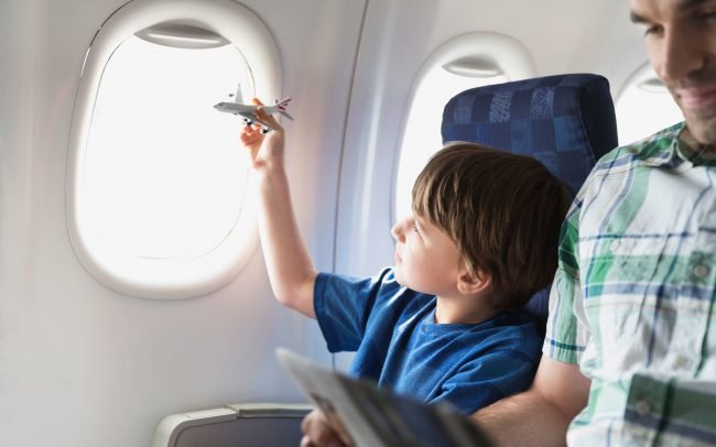 Hàng ghế dành cho hành khách đi cùng trẻ nhỏ: Với những hành khách đi máy bay cùng trẻ nhỏ, chuyến bay có thể trở thành nỗi "ám ảnh" nếu chúng quấy khóc. Để tránh làm phiền đến những hành khách khác, bạn có thể chọn ghế ngồi ở vị trí sát cửa sổ máy bay để dễ dàng đổi tư thế hoặc dỗ dành các bé. Ảnh: Frame a trip.