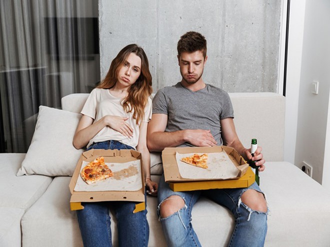 Khi bạn lỡ ăn quá nhiều sẽ khiến dạ dày căng quá mức có thể gây đau dạ dày, đầy hơi, khó tiêu hoặc buồn nôn /// Ảnh minh họa: Shutterstock