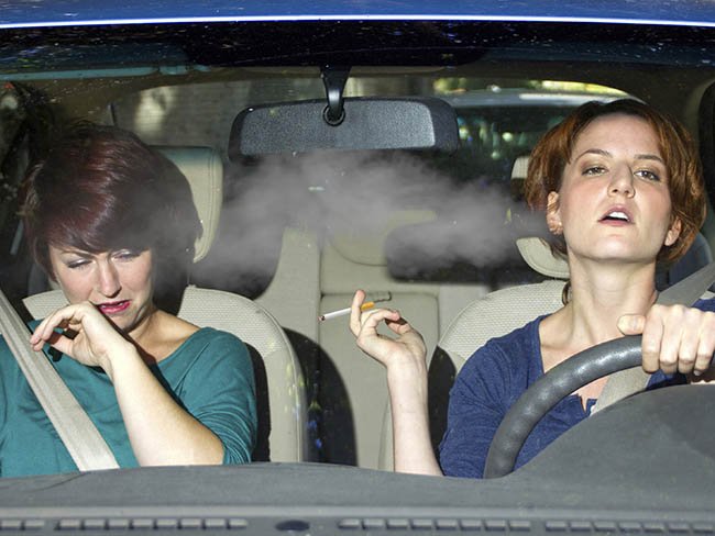 Đã lên xe đừng hút thuốc, dù là xe của mình