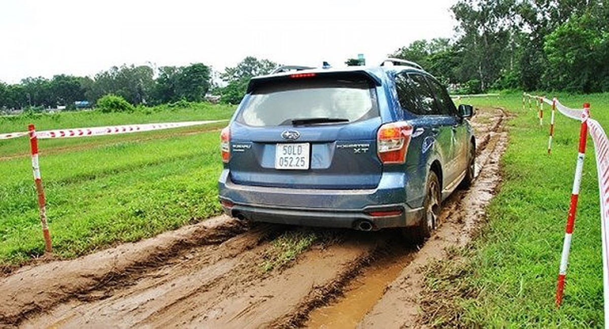 Kỹ năng xử lý an toàn khi lái xe qua đường lầy lội