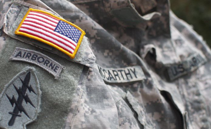 Vì sao lá cờ trên quân phục Mỹ lại bị ngược?