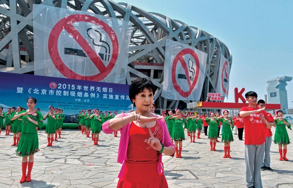 Năm 2014, trang SCMP đưa tin Trung Quốc chính thức ban hành luật mới, cấm du khách và dân địa phương hút thuốc tại các địa điểm công cộng ở thủ đô Bắc Kinh. Những năm trước đó, Trung Quốc từng đưa ra các quy định cấm hút thuốc tại một số địa phương nhưng không hiệu quả. Theo luật mới, các cá nhân vi phạm sẽ bị phạt tiền từ 50-200 nhân dân tệ (165.000-200.000 đồng). Ảnh: Rex.