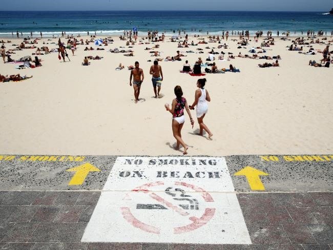 Hút thuốc bị cấm tại nhiều bãi biển Australia. Quốc gia này cũng đề ra luật cấm hút thuốc trong ôtô có trẻ em. Một số tiều bang ở xứ sở chuột túi đưa ra mức phạt nặng cho các trường hợp hút thuốc tại những nơi công cộng, các nhà hàng, sân vận động hay trên bãi biển. Ảnh: Shutterstock.