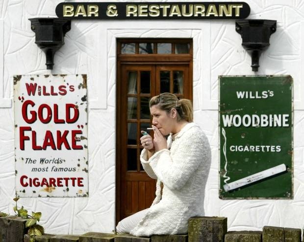 Theo BBC, Ireland là quốc gia đầu tiên trên thế giới đưa ra lệnh cấm hút thuốc trên toàn lãnh thổ vào năm 2004. Các trường hợp phạm luật có thể lãnh án phạt lên đến 3.000 euro (khoảng 77 triệu đồng). Ảnh: BBC.