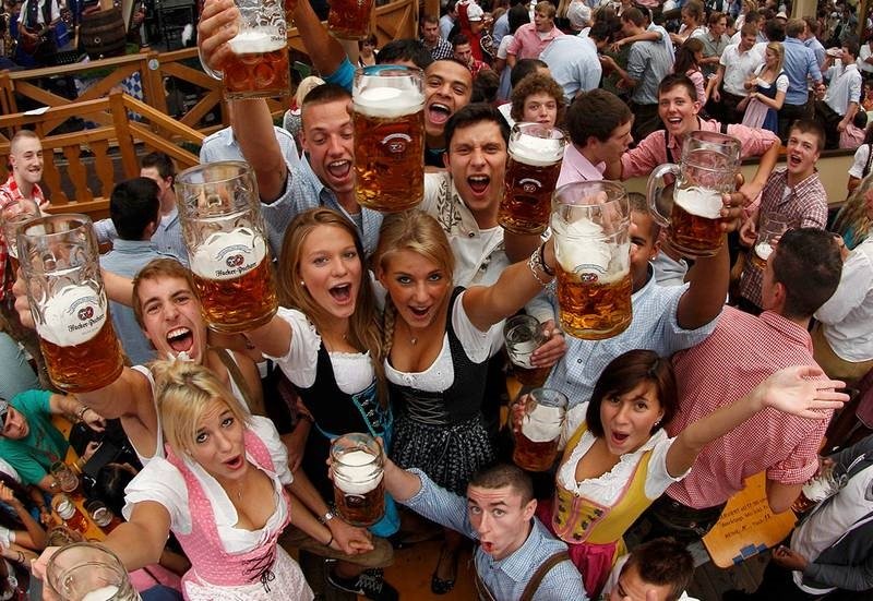 Tại Đức, hút thuốc lá bị cấm tại các khu vực tổ chức lễ hội bia Oktoberfest. Các địa điểm cho phép du khách hút thuốc bao gồm các quán bar hay hộp đêm, câu lạc bộ bia. Ảnh: Getty.