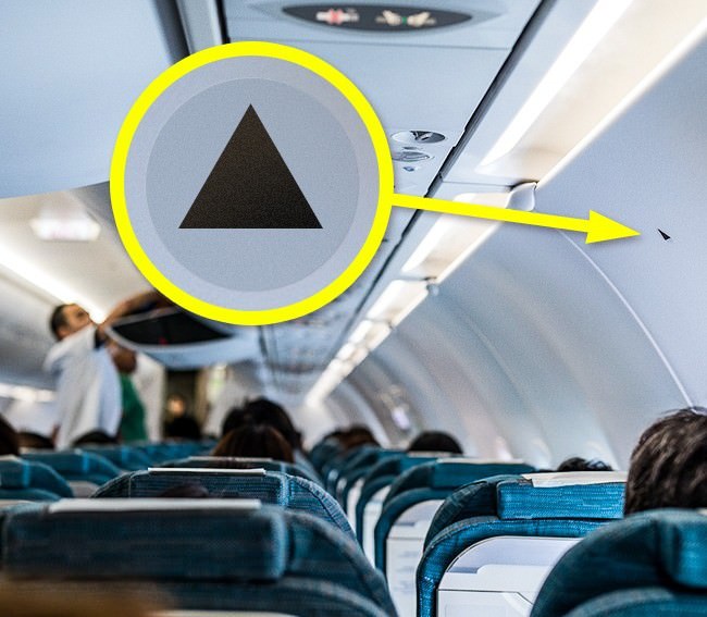 Vì sao có ký hiệu hình tam giác màu đen trên máy bay?