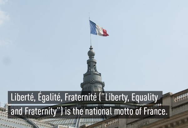"Tự do, công bằng, đoàn kết" là khẩu hiệu quốc gia của Pháp.