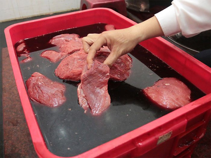Thịt lợn được ướp tẩm hóa chất để biến thành thịt bò.