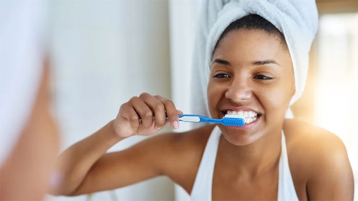 Nha sĩ Khuyên chúng ta nên đánh răng vào mỗi buổi sáng và mỗi buổi tối.