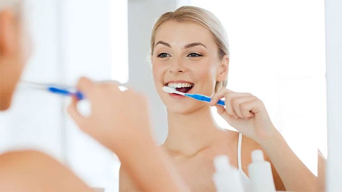 Nếu bạn đánh răng sau mỗi bữa sáng, bạn nên súc miệng bằng nước ấm trước khi ăn.