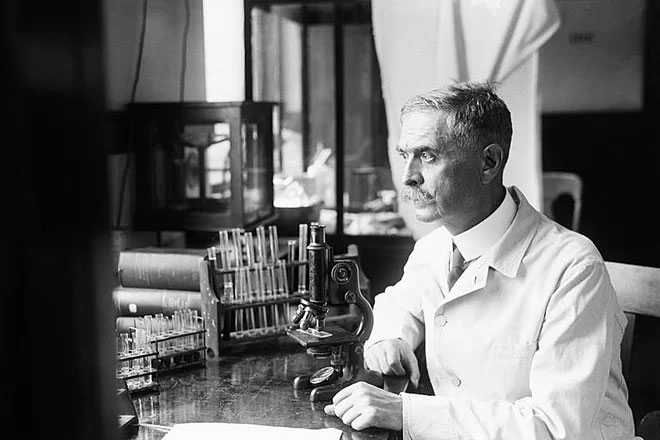 Karl Landsteiner dùng máu của chính mình để thí nghiệm.