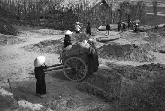 Hà Nội 1940. Người dân đang xây dựng hầm trú ẩn, trong giai đoạn này trẻ em cũng phải tham gia lao động. Ảnh: Harrison Forman