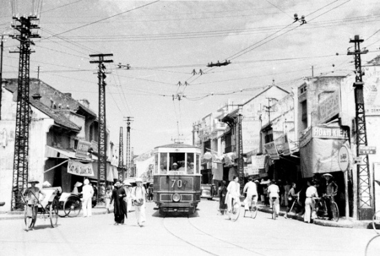 Hà Nội 1940. Tàu điện trên phố Hàng Đào. Ảnh: Harrison Forman