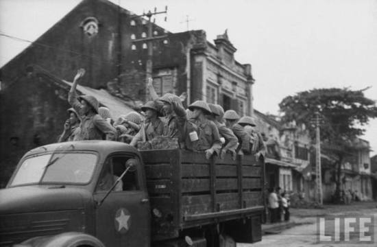 Việt Minh tiến vào Hà Nội sau khi quân Pháp rút đi. Hà Nội 10.10.1954